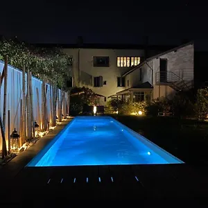 https://de-la-chambre-au-jardin.hotels-rhonealpes.com